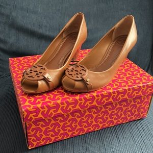Tory Burch - Mini Miller open toe wedge 65 mm heel a Royal Tan leather